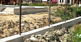 Фундамент под забор заказать в Осинниках - заливка фундамента для забора | от 1555 за п.м.