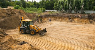 Разработка котлована Осинники стоимость за от 571 руб. м3 - заказать работы по копке и рытью котлованов | траншей
